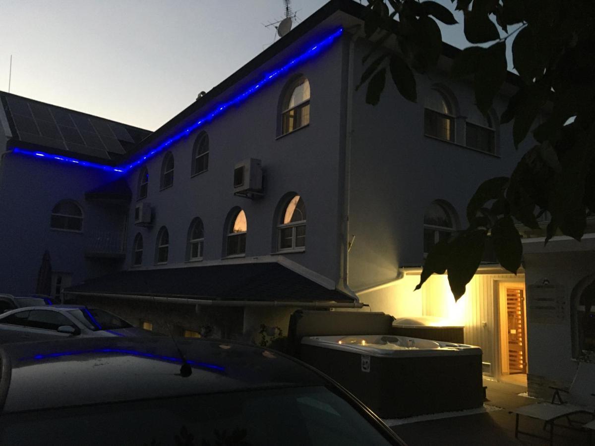 Márvány Panzió Hajduszoboszlo Exterior foto