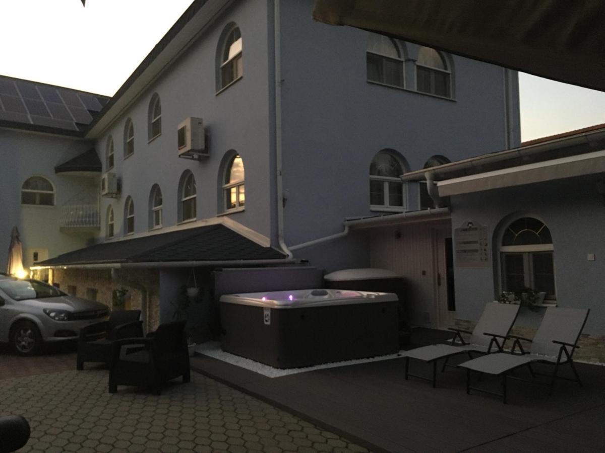 Márvány Panzió Hajduszoboszlo Exterior foto
