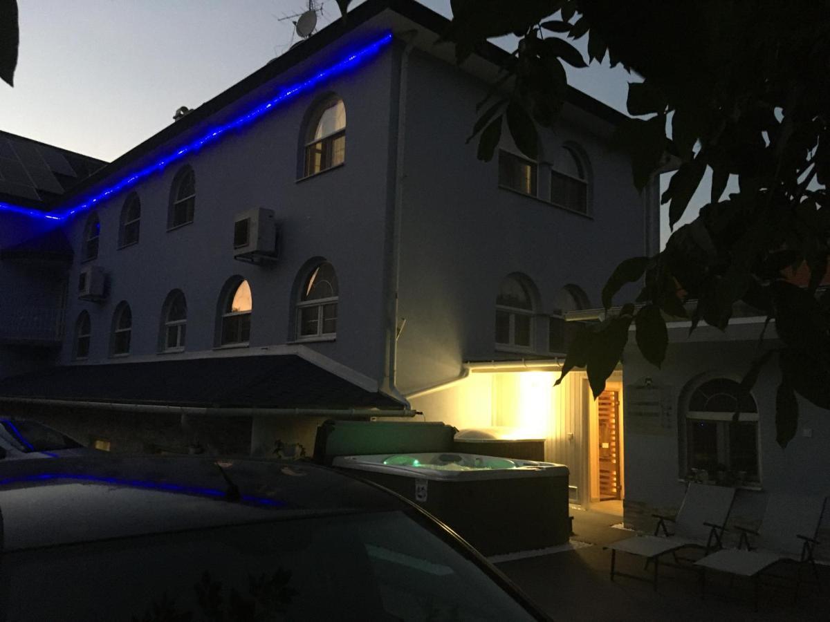 Márvány Panzió Hajduszoboszlo Exterior foto