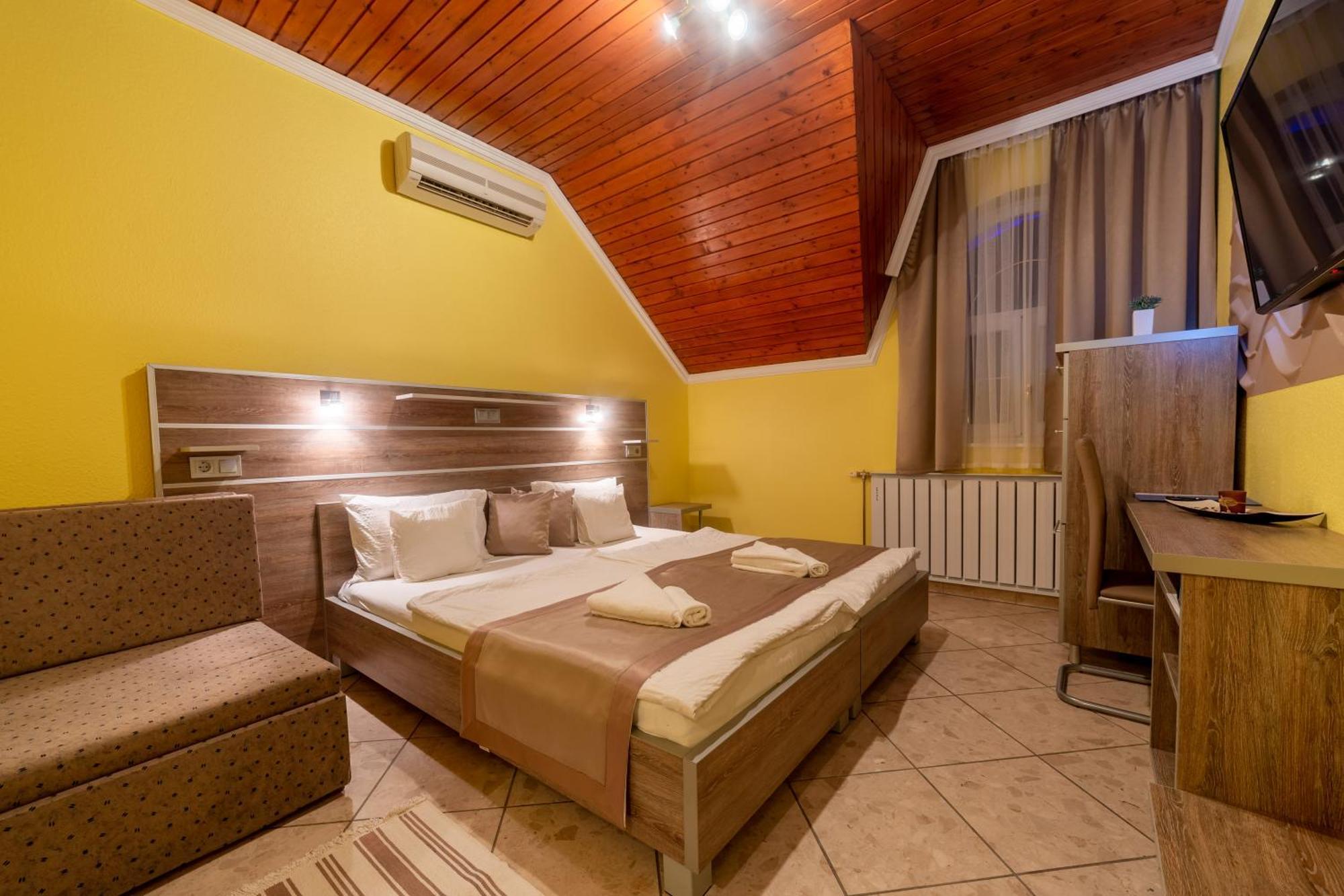 Márvány Panzió Hajduszoboszlo Exterior foto