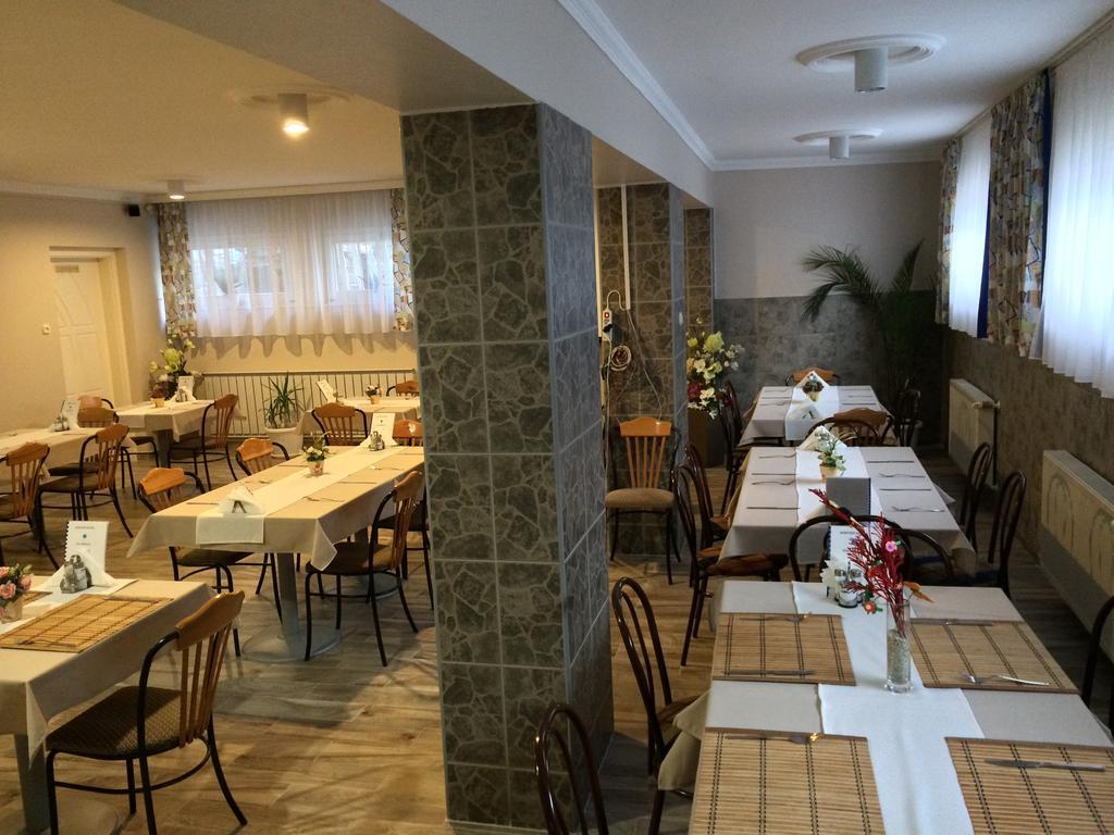 Márvány Panzió Hajduszoboszlo Exterior foto