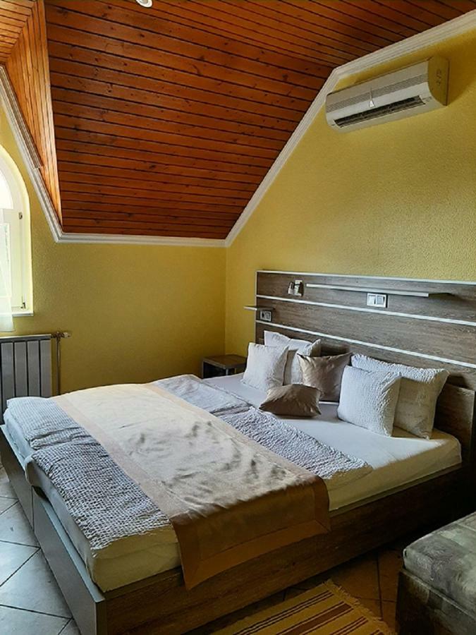 Márvány Panzió Hajduszoboszlo Exterior foto